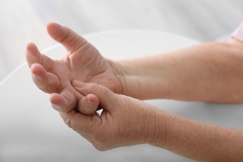 ہاتھوں اور انگلیوں میں درد گریوا آسٹیوچونڈروسس کی ایک عام علامت ہے۔