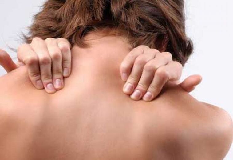 thoracic osteochondrosis کی ایک علامت کندھے کے بلیڈ کے درمیان درد کا درد ہے۔