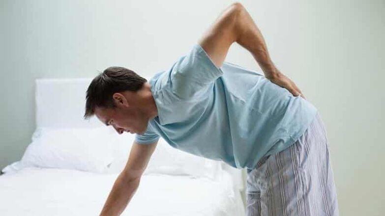 پیٹھ کو نچلے حصے میں کیوں چوٹ پہنچتی ہے اور کیا کرنا ہے؟