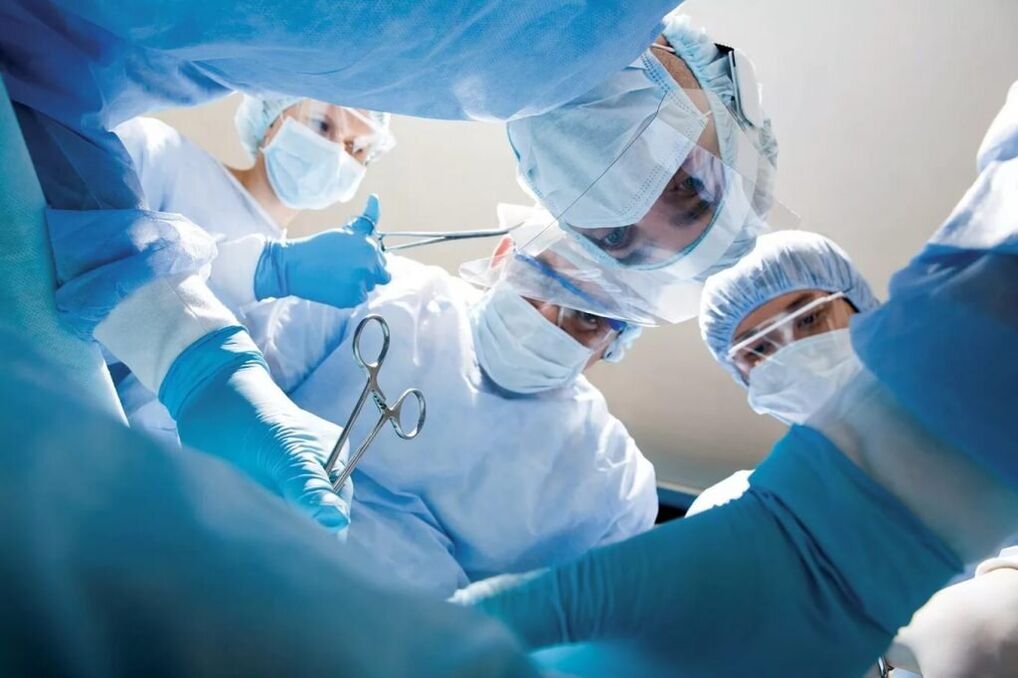پیچیدہ چھاتی کے osteochondrosis کے لئے، سرجری کی جاتی ہے